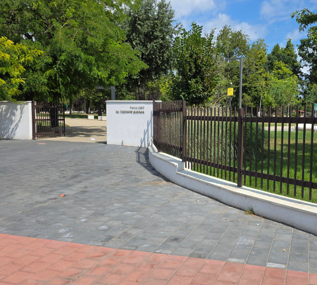 Parcări și Spații Comerciale